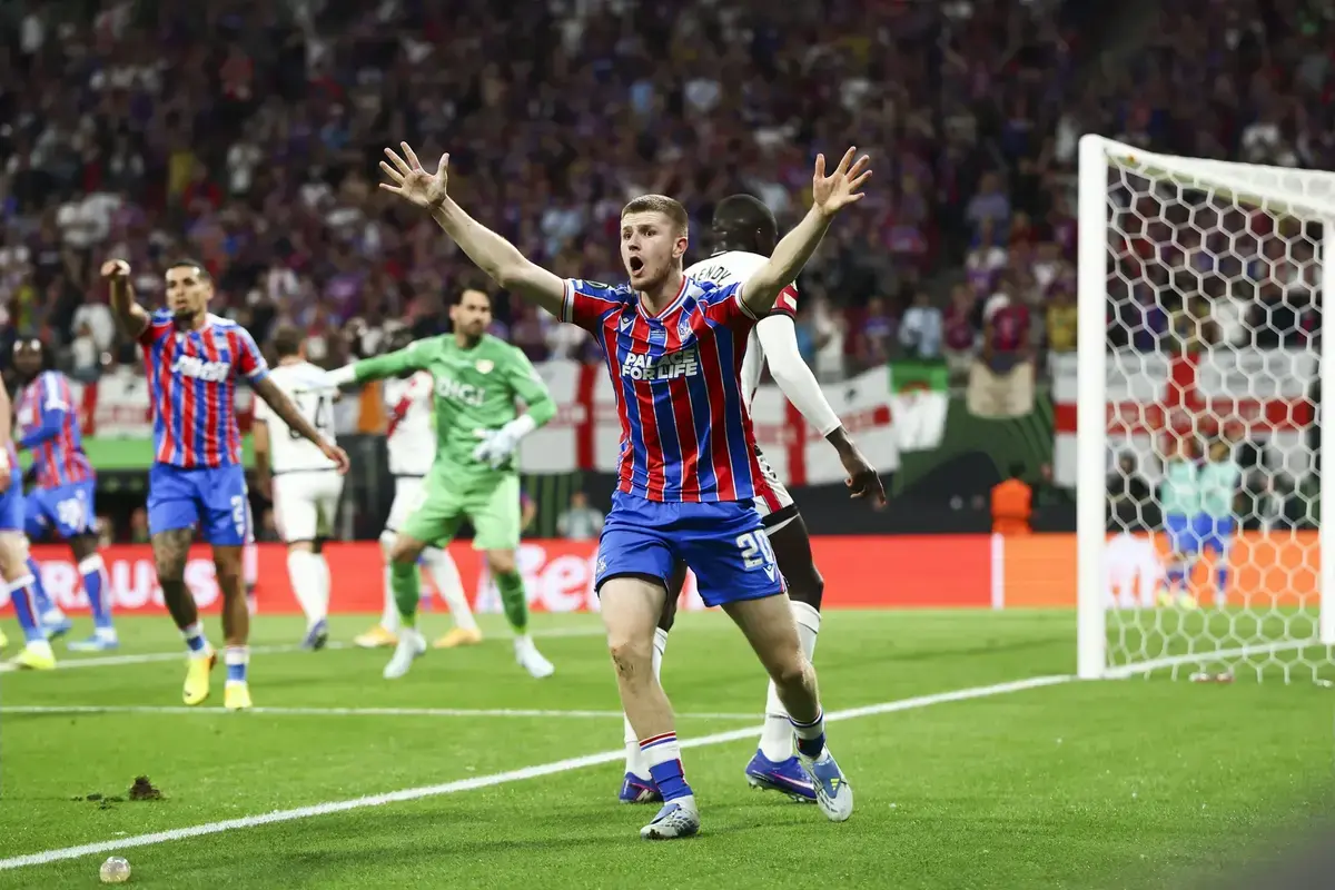 Adam Wharton menangkan lelang jersey Steven Gerrard, sinyal kuat ke Liverpool