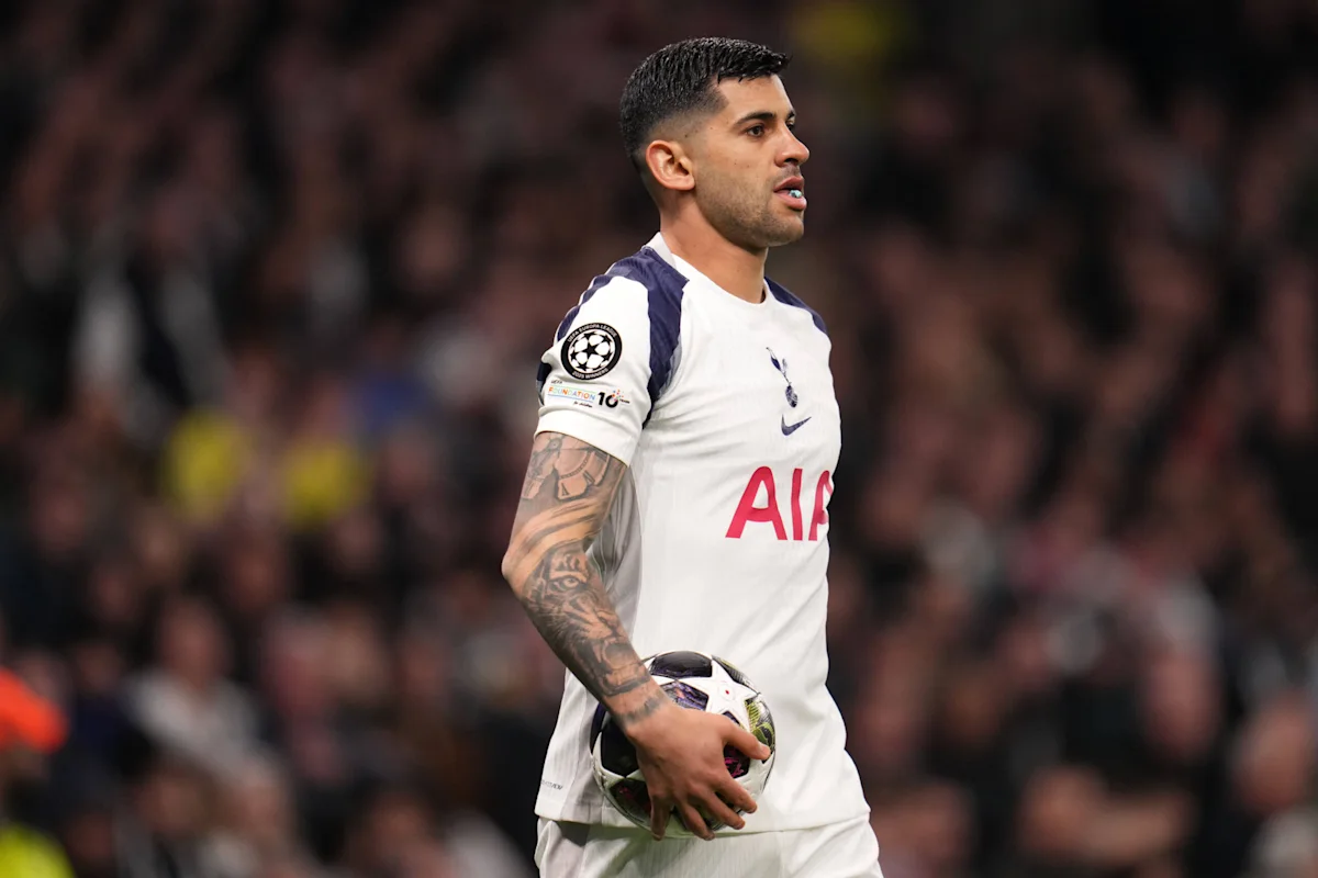 Bek Tottenham Hotspur Cristian Romero beraksi di atas lapangan hijau