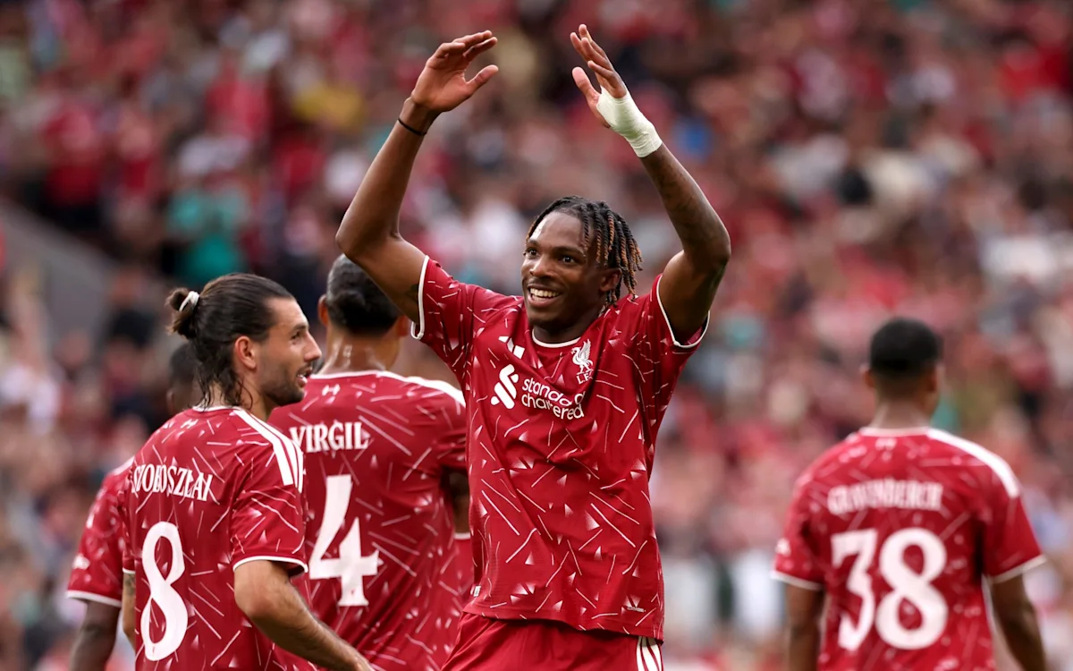 Jeremy Jacquet rayakan gol debut bersama Liverpool saat hadapi Como di Anfield