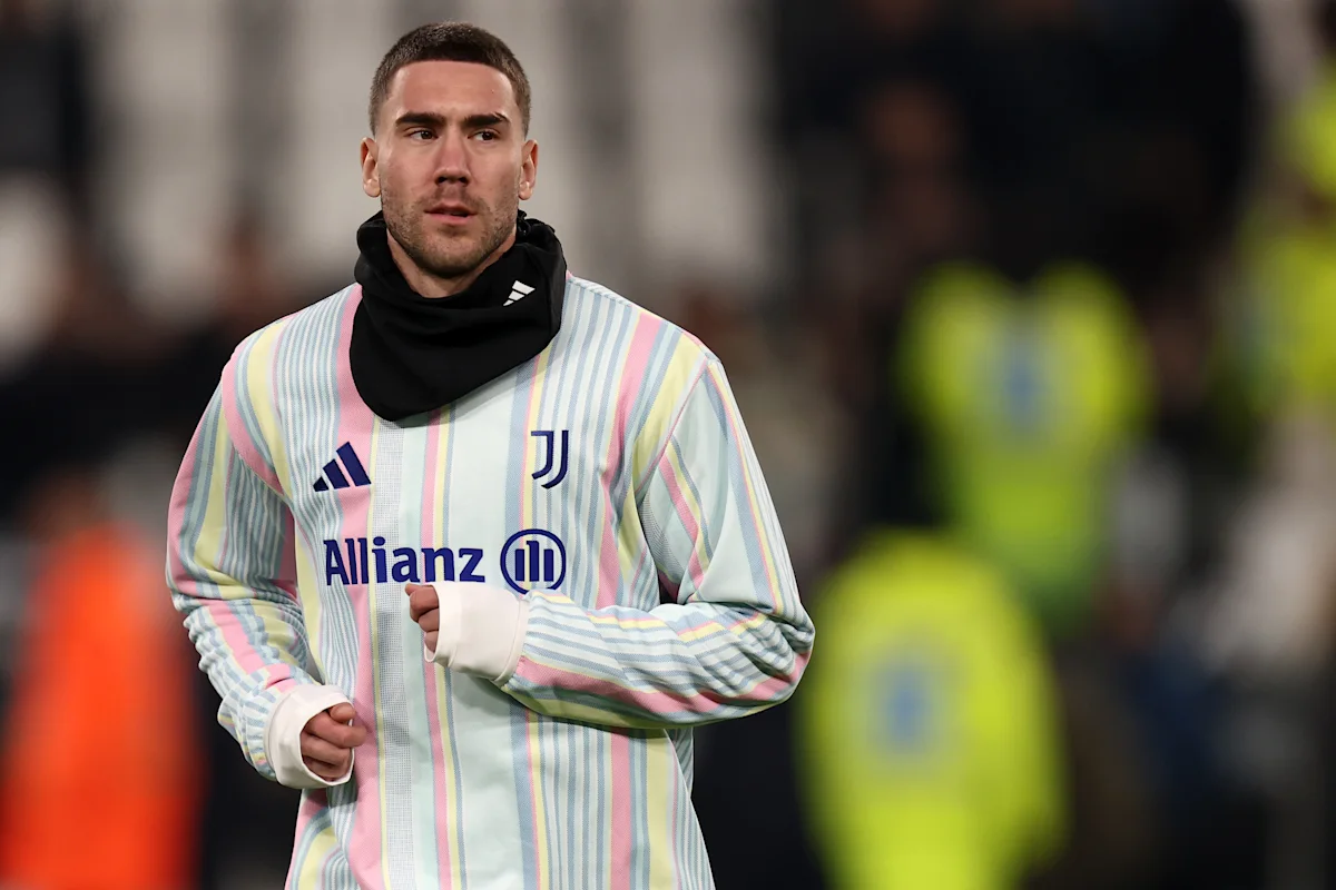 Penyerang Dusan Vlahovic dalam balutan jersey saat sesi latihan