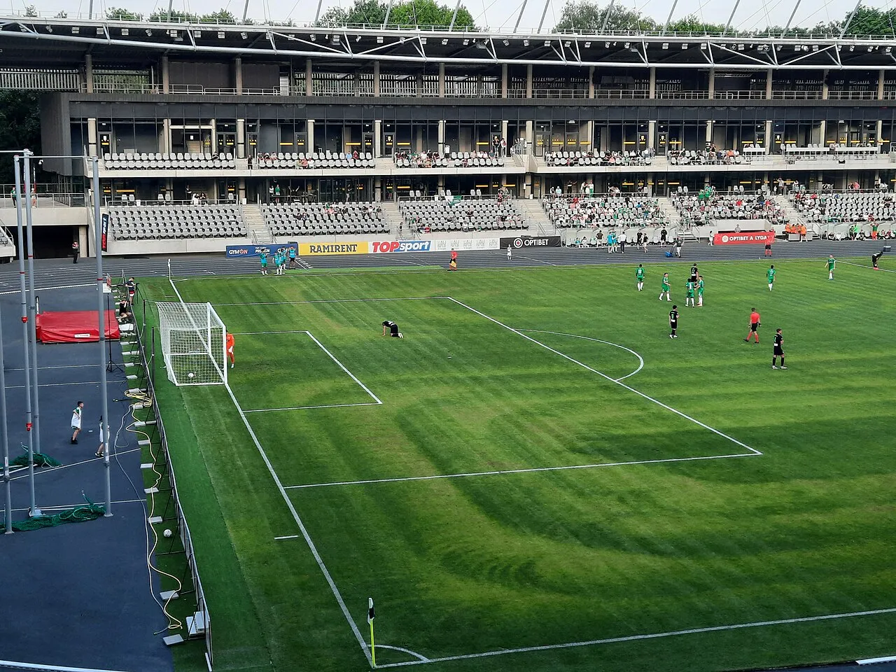 Ilustrasi momen menegangkan saat pemain melakukan gol bunuh diri di lapangan hijau