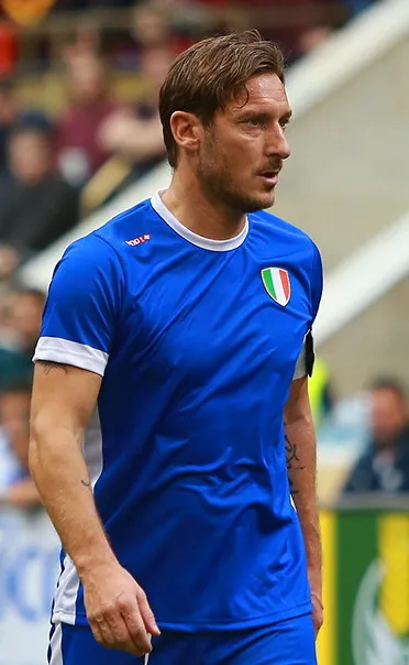 Legenda AS Roma Francesco Totti saat merayakan kemenangan dalam pertandingan