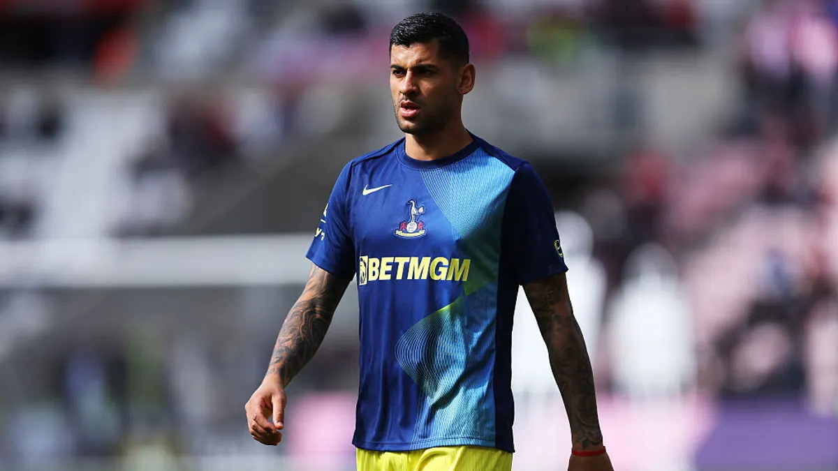 Bek incaran Inter Milan dan Atletico Madrid, Romero, saat beraksi di lapangan