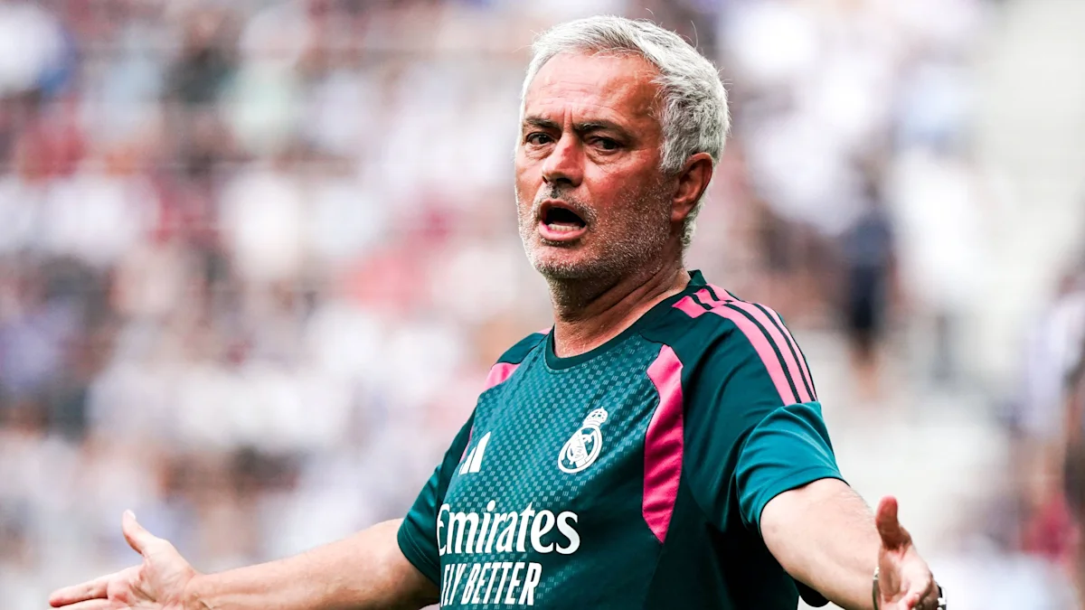 Pelatih Real Madrid Jose Mourinho tampak serius di pinggir lapangan