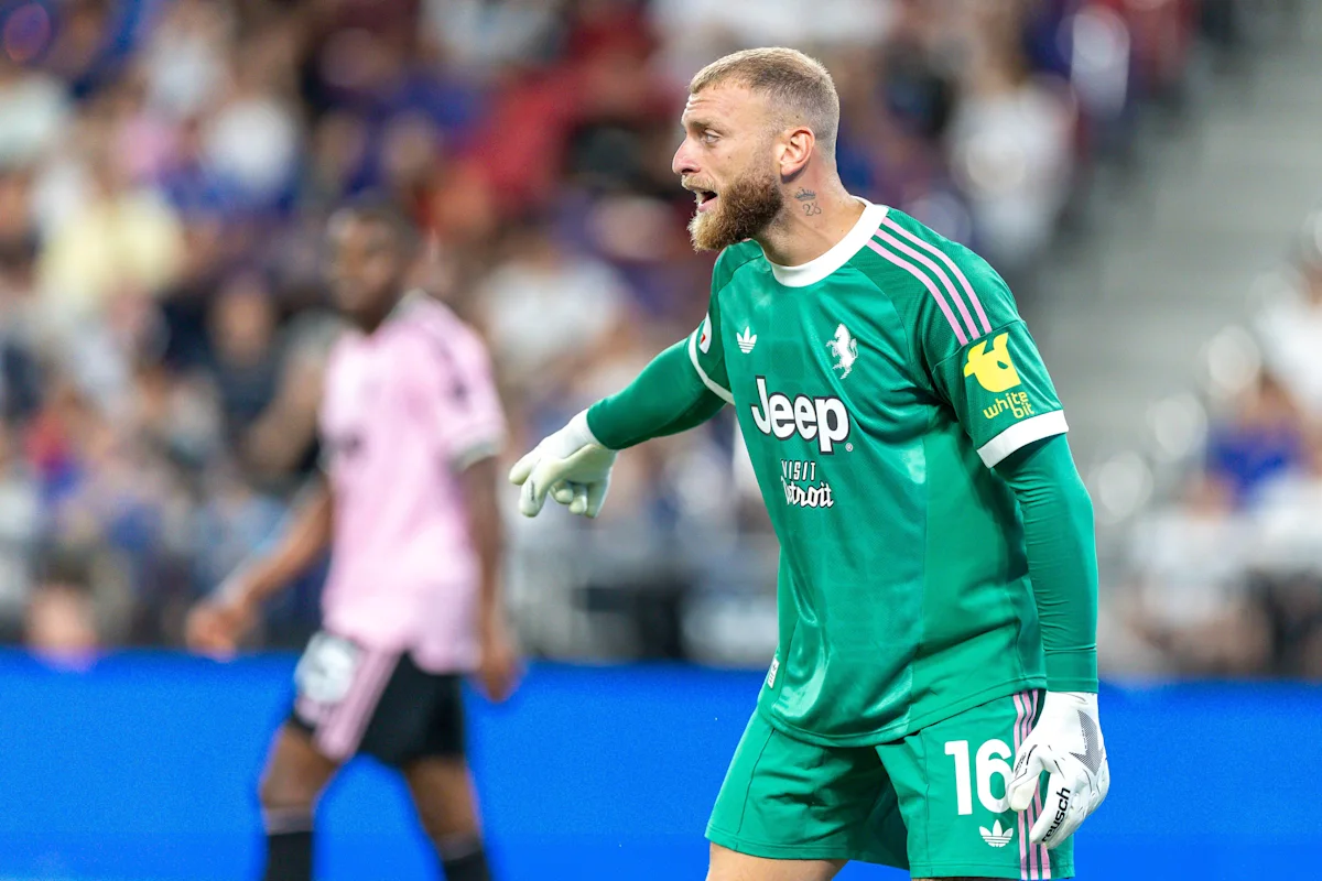 Kiper Juventus Michele Di Gregorio dalam sesi latihan pramusim