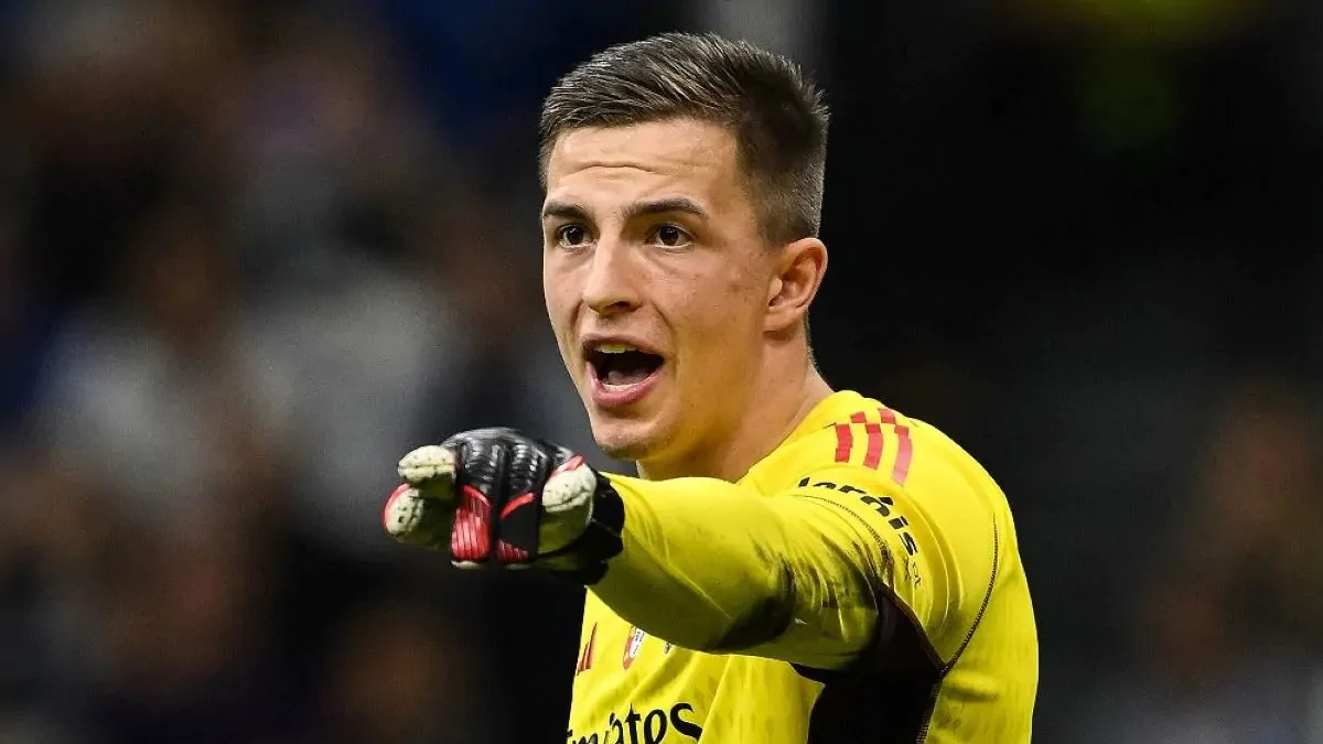 Kiper Benfica Anatoliy Trubin dalam pertandingan Liga Champions