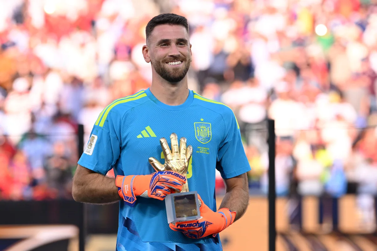 Kiper Athletic Club Unai Simon dalam pertandingan kompetitif di lapangan