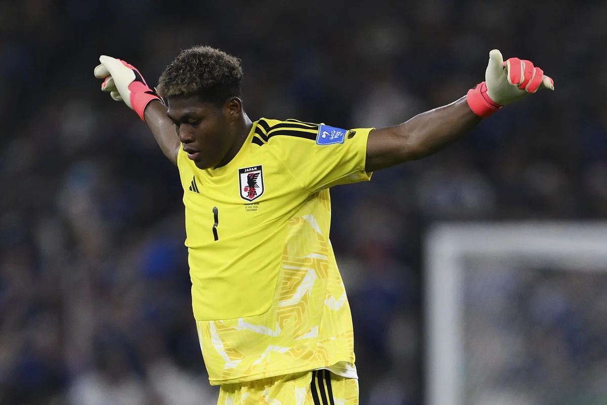 Kiper incaran Juventus Zion Suzuki saat berlaga di lapangan