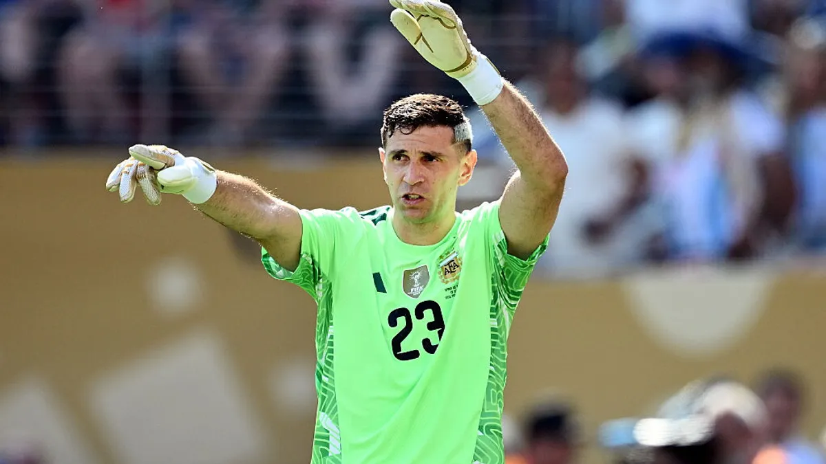 Juventus kembali tawar Emiliano Martinez dari Aston Villa di bursa transfer