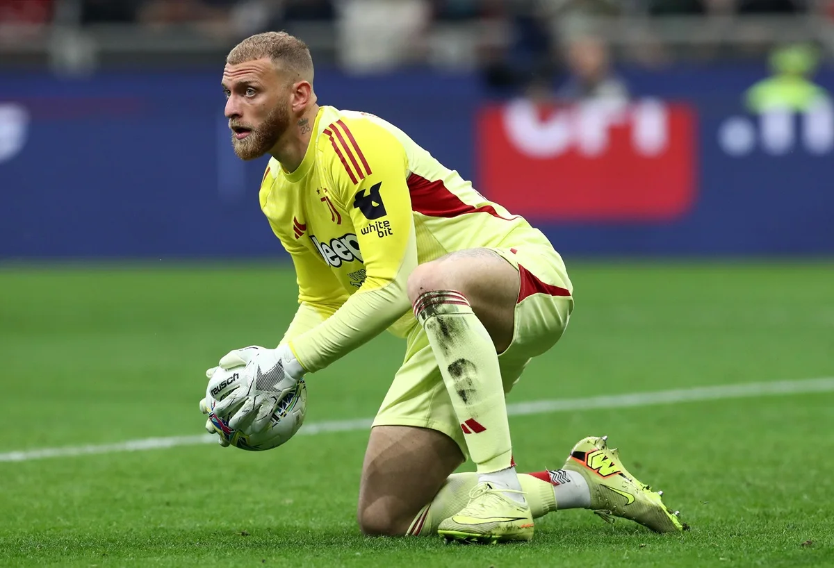 Kiper Juventus Michele Di Gregorio saat sesi latihan pramusim