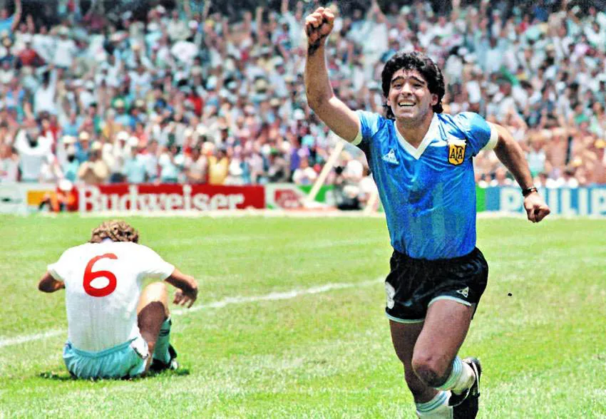 Suasana pertandingan sengit antara Argentina melawan England di Piala Dunia 1986