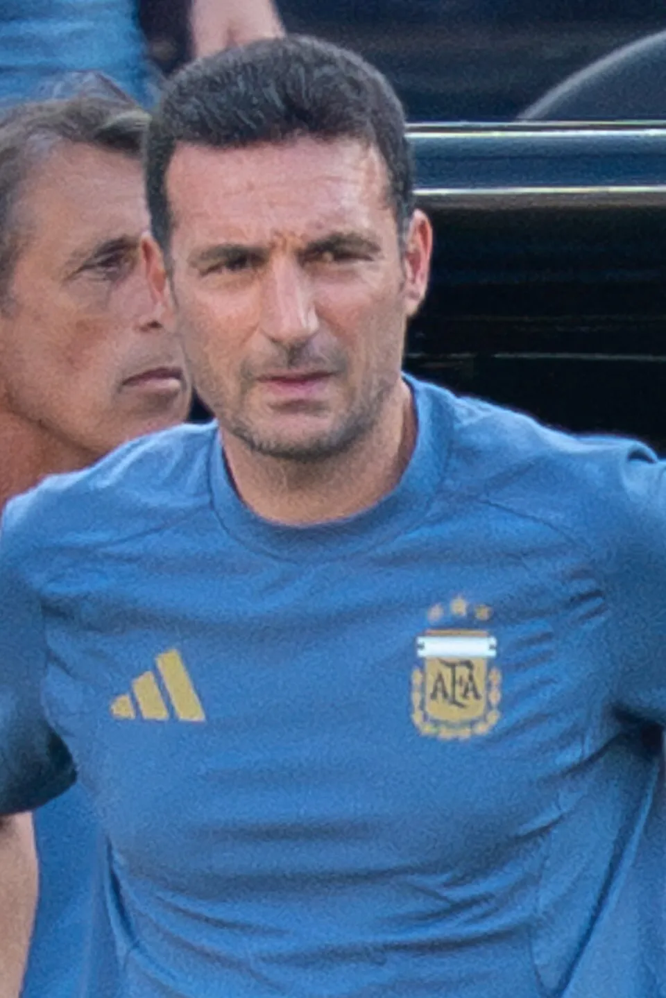 Pelatih Timnas Argentina Lionel Scaloni merayakan kemenangan di pinggir lapangan