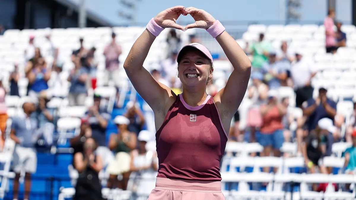 Petenis remaja Kristina Liutova mengangkat trofi juara turnamen WTA Memphis