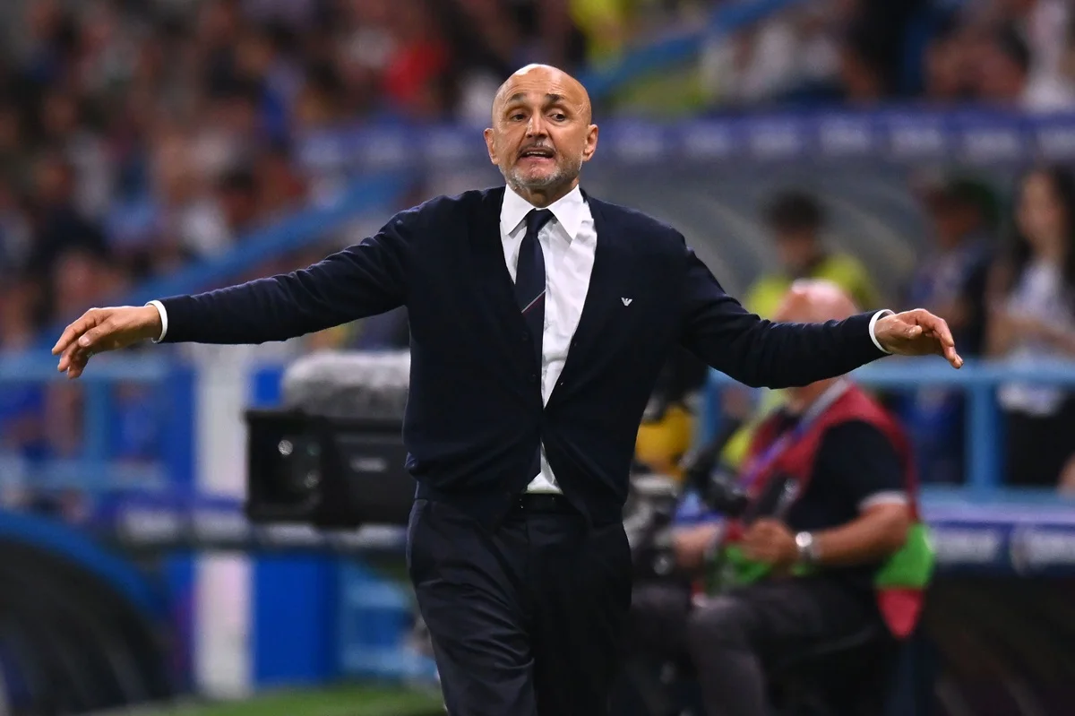 Pelatih Juventus Luciano Spalletti memberikan instruksi kepada para pemain