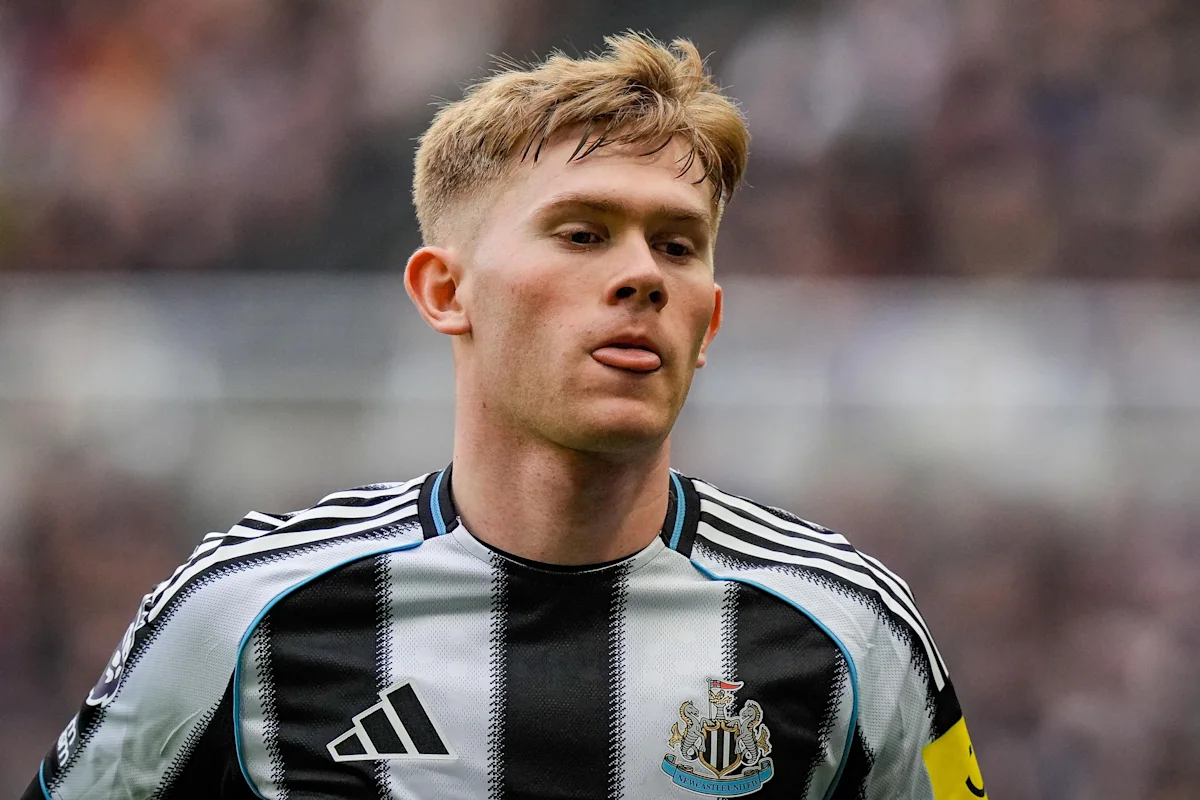 Lewis Hall masuk dalam radar transfer Manchester United dari Newcastle United