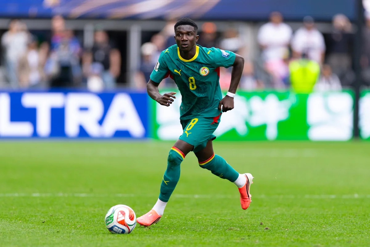 Lamine Camara mengontrol bola dalam pertandingan sepak bola