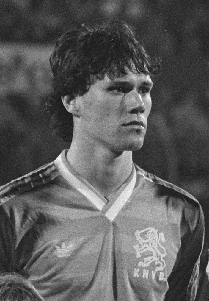 Marco van Basten merayakan kemenangan Ballon d'Or 1988 sebagai pemain terbaik Eropa