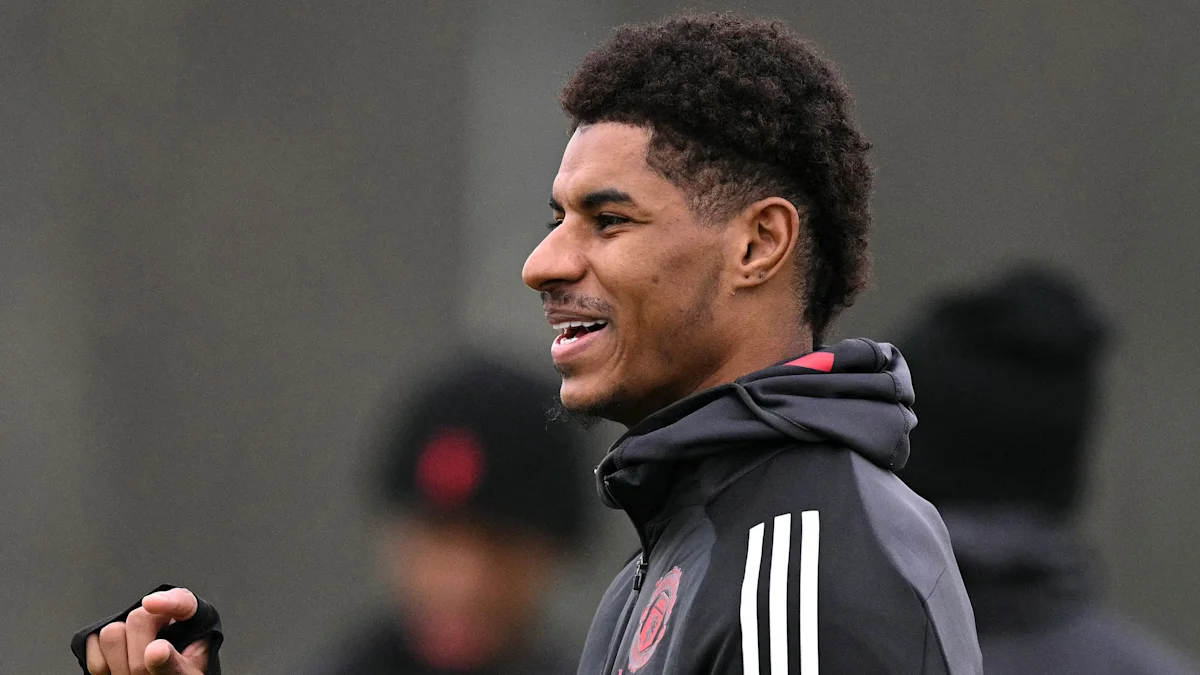 Marcus Rashford mengenakan jersey latihan Manchester United di Carrington