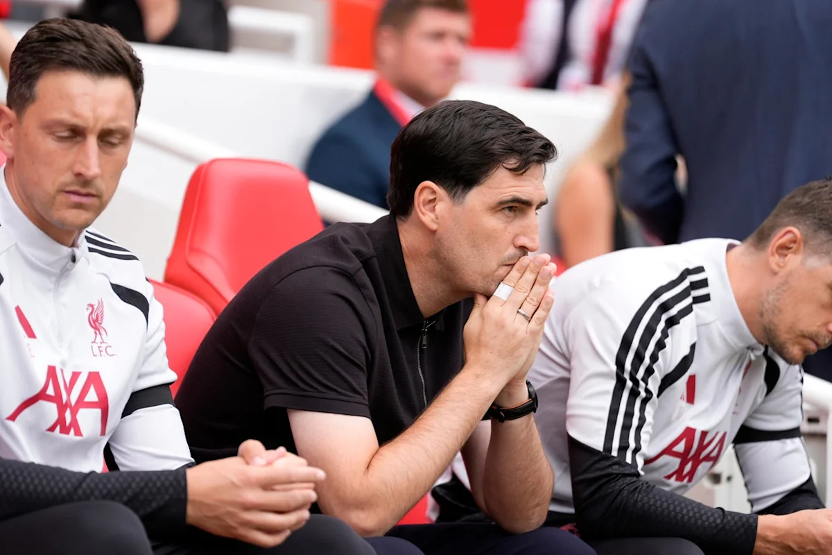 Pelatih baru Liverpool Andoni Iraola saat memimpin tim di Anfield