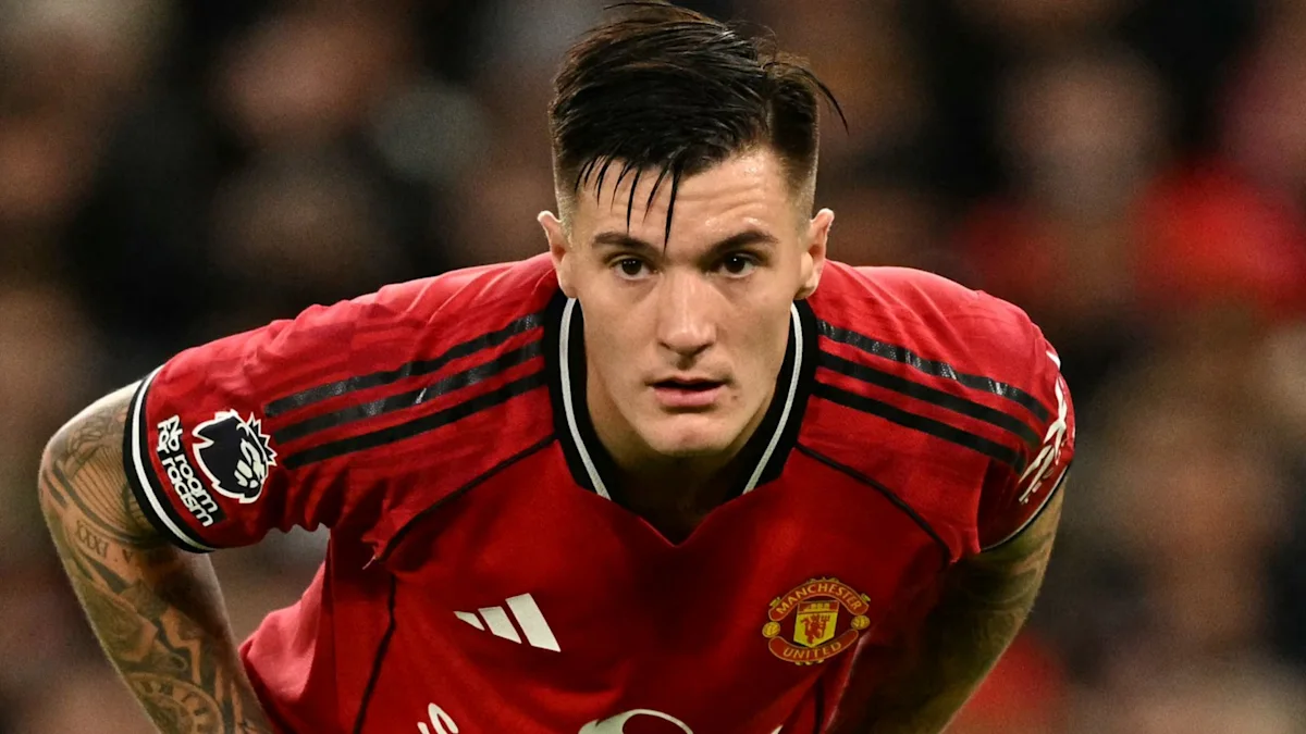Penyerang Manchester United Benjamin Sesko di lapangan hijau