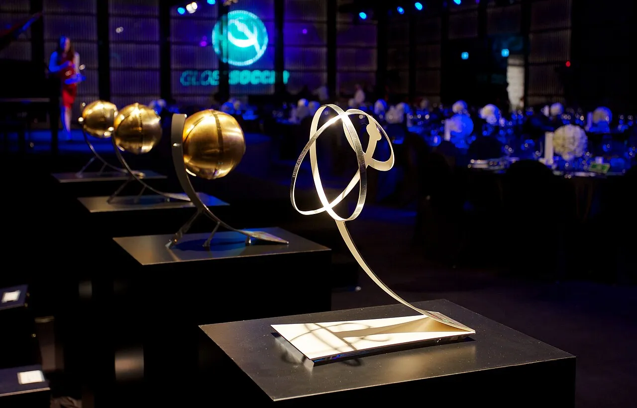 Piala trofi Globe Soccer Awards di Dubai