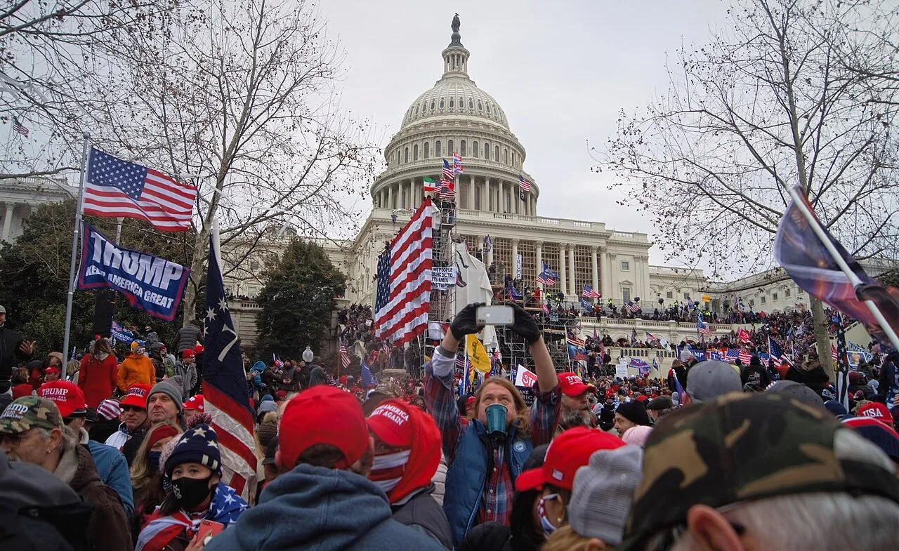 Kerusuhan massa pendukung Donald Trump saat penyerangan Gedung Capitol AS