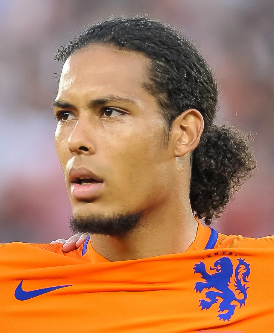 Kapten Liverpool Virgil van Dijk saat merayakan kemenangan penting di lapangan