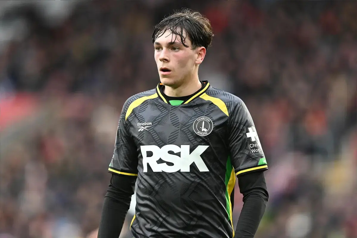 Portsmouth minati bek kiri Liverpool Luke Chambers di bursa transfer musim panas