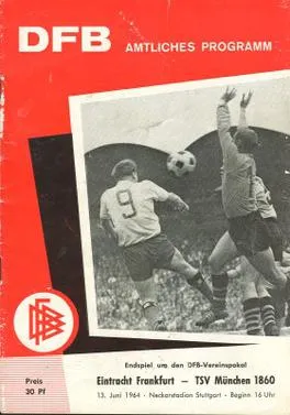 Skuad 1860 Munich merayakan kemenangan DFB-Pokal tahun 1964