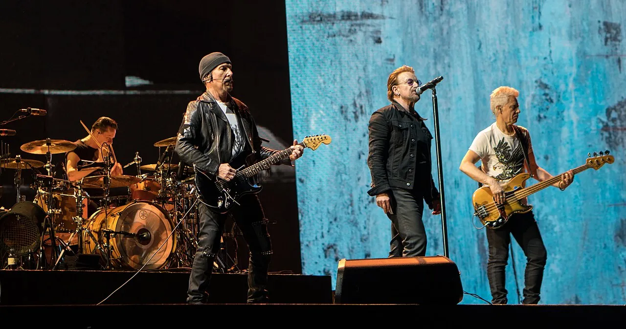 Band rock legendaris U2 saat tampil memukau di atas panggung konser