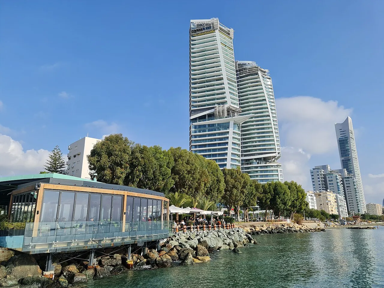 Pemandangan pesisir dan kota Limassol di Siprus