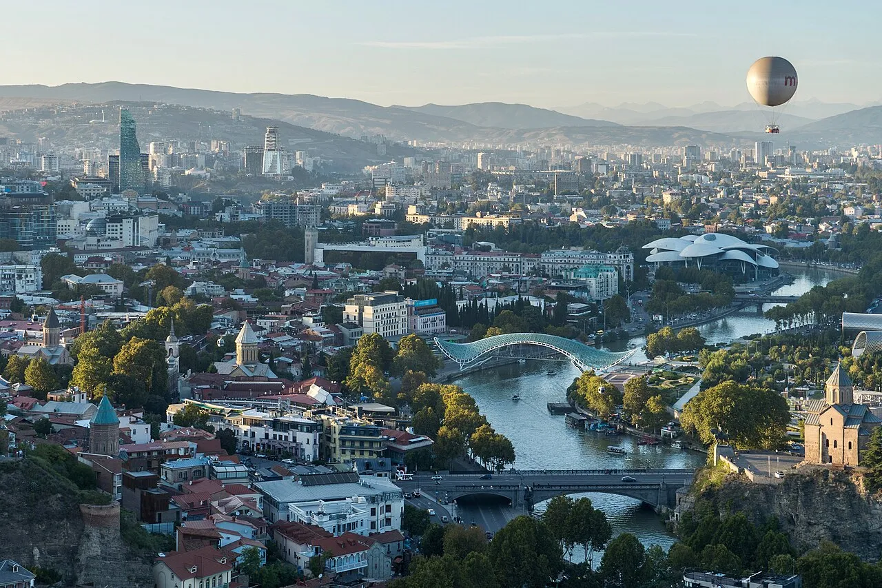 Pemandangan kota Tbilisi Georgia dari ketinggian dengan arsitektur klasik dan modern