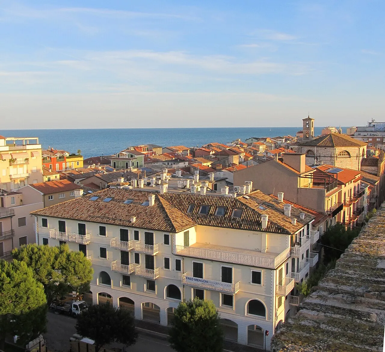 Pemandangan indah kota pesisir Porto Recanati di Italia dengan latar belakang kastel bersejarah
