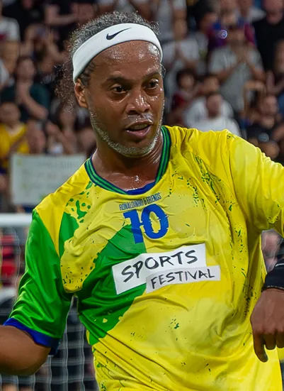 Legenda sepak bola Brasil Ronaldinho tersenyum di lapangan hijau