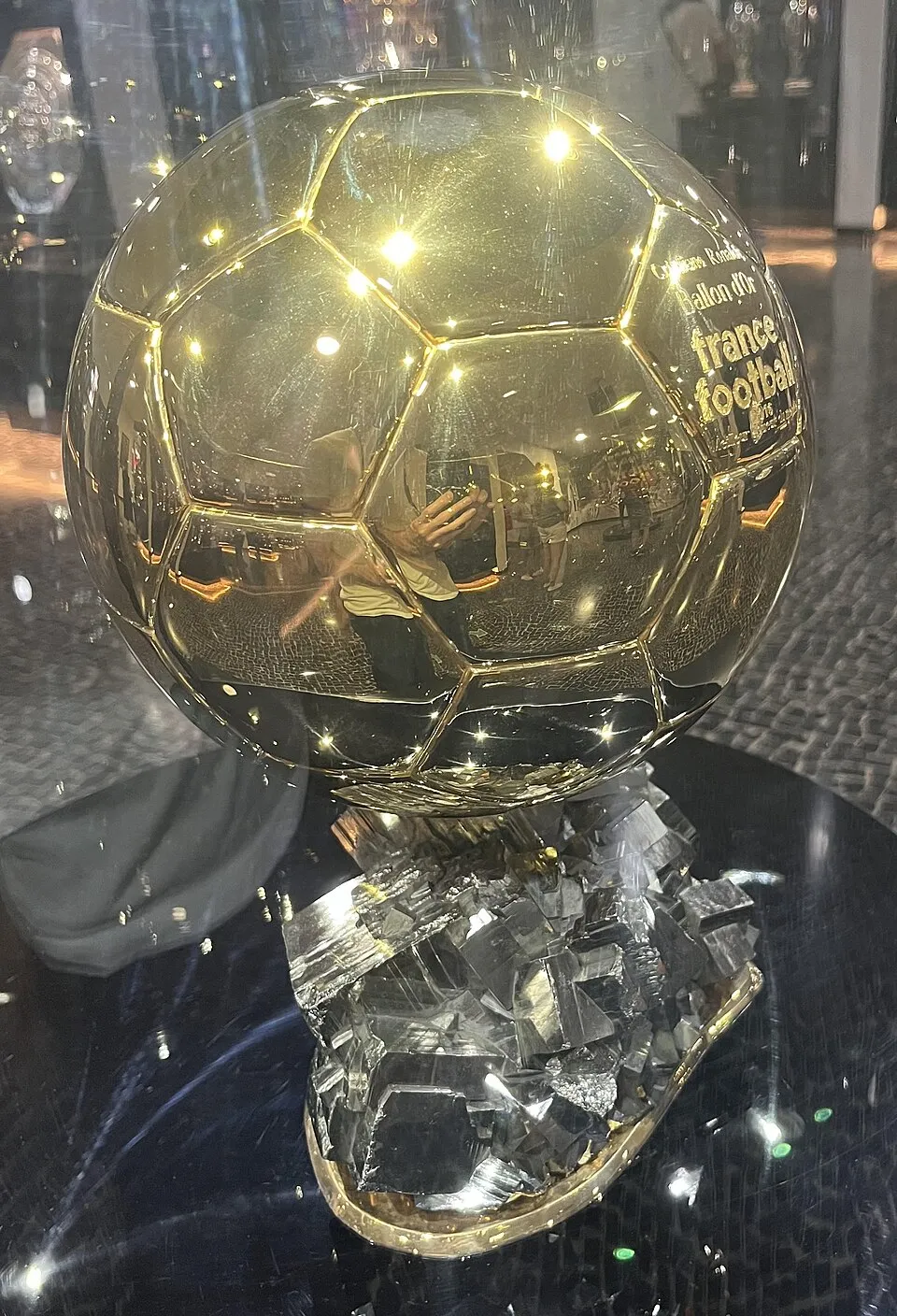 Trofi Ballon d'Or yang dipamerkan dalam malam penganugerahan