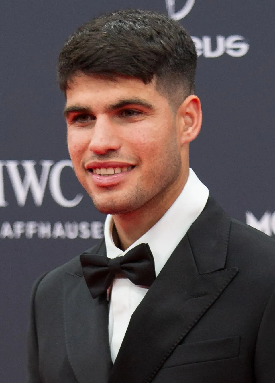Petenis Spanyol Carlos Alcaraz merayakan kemenangan di lapangan tenis