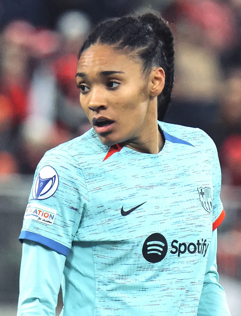 Pesepak bola Spanyol Salma Paralluelo saat berlaga di lapangan hijau