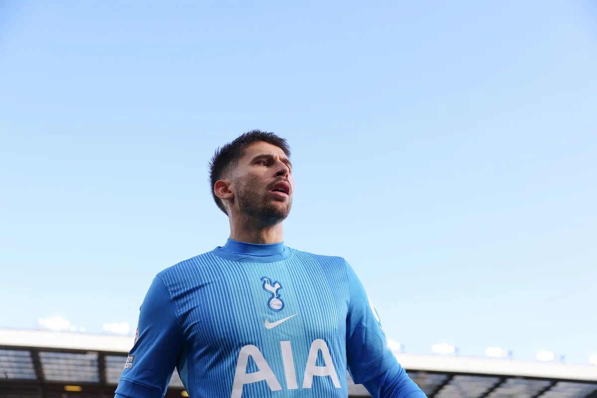 Tottenham tolak pinjaman Juventus untuk Guglielmo Vicario dan beralih ke Emiliano Martinez