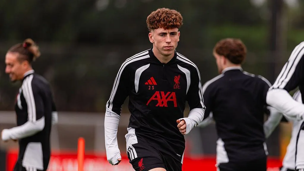Penyerang baru Liverpool Victor Munoz saat menjalani sesi latihan perdana di Anfield